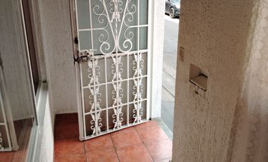 CENTRO VENDO CASA COMERCIAL C/ ESTAC. O LOCAL COMERCIAL CON BAÑO.