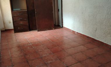 CENTRO VENDO CASA COMERCIAL C/ ESTAC. O LOCAL COMERCIAL CON BAÑO.