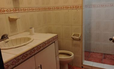 CENTRO VENDO CASA COMERCIAL C/ ESTAC. O LOCAL COMERCIAL CON BAÑO.
