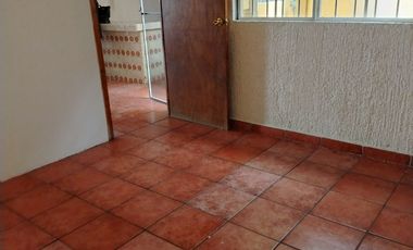 CENTRO VENDO CASA COMERCIAL C/ ESTAC. O LOCAL COMERCIAL CON BAÑO.