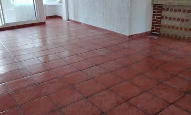 CENTRO VENDO CASA COMERCIAL C/ ESTAC. O LOCAL COMERCIAL CON BAÑO.