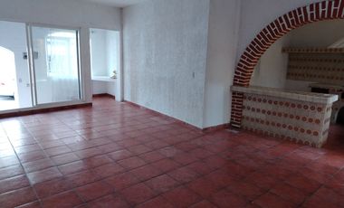 CENTRO VENDO CASA COMERCIAL C/ ESTAC. O LOCAL COMERCIAL CON BAÑO.