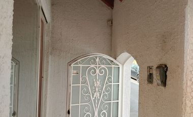 CENTRO VENDO CASA COMERCIAL C/ ESTAC. O LOCAL COMERCIAL CON BAÑO.