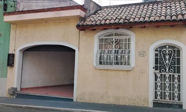 CENTRO VENDO CASA COMERCIAL C/ ESTAC. O LOCAL COMERCIAL CON BAÑO.
