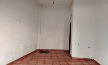 CENTRO VENDO CASA COMERCIAL C/ ESTAC. O LOCAL COMERCIAL CON BAÑO.