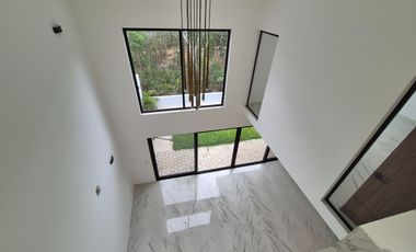 Casa Nueva Doble Altura en Vía Cumbres!