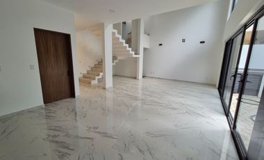 Casa Nueva Doble Altura en Vía Cumbres!