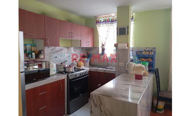 Venta de Casa de 3 Pisos en Ventanilla