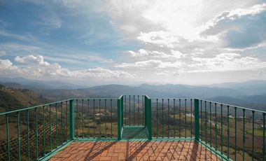 Casa de Campo con vista panorámica a 30 minutos de Morelia en Mil Cumbres. SC0191