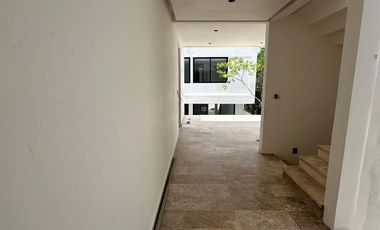 Hermosa Casa Nueva en Vía Cumbres! 4 Habitaciones 6 Baños!
