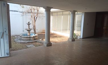 EXCELENTE CASA PARA CLÍNICA O NOTARÍA EN LA MEJOR ZONA DE MORELIA AMPLIA A PASOS DE AVENIDA LÁZARO CÁRDENAS EN CHAPULTEPEC SUR