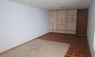 EXCELENTE CASA PARA CLÍNICA O NOTARÍA EN LA MEJOR ZONA DE MORELIA AMPLIA A PASOS DE AVENIDA LÁZARO CÁRDENAS EN CHAPULTEPEC SUR