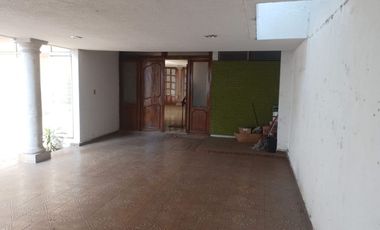 EXCELENTE CASA PARA CLÍNICA O NOTARÍA EN LA MEJOR ZONA DE MORELIA AMPLIA A PASOS DE AVENIDA LÁZARO CÁRDENAS EN CHAPULTEPEC SUR