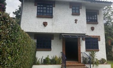 CASA MUY ACOGEDORA EN CONDOMINIO HORIZONTAL ARBOLADO