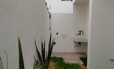 CASA EN VENTA A 1 CUADRA DE BLVD. POCITOS MUY CERCA AV DE LA CRUZ Y A UNOS MINUTOS DEL COLEGIO ENTORNO, YALTA Y TULIPANES RESIDENCIAL