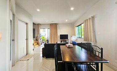 Beautiful Corner House for Sale – Move-In Ready! My Green Village, Bang Phra – Mueang Chachoengsao District This lovely 2-storey