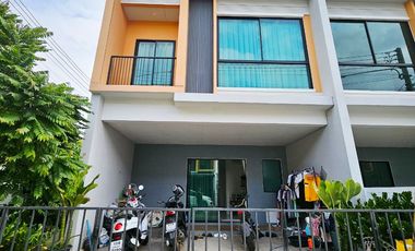 Beautiful Corner House for Sale – Move-In Ready! My Green Village, Bang Phra – Mueang Chachoengsao District This lovely 2-storey