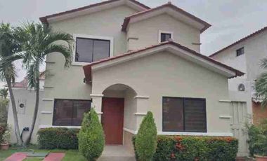 Se alquila casa en Ciudad Celeste de 5 habitaciones