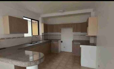 Se alquila casa en Ciudad Celeste de 5 habitaciones