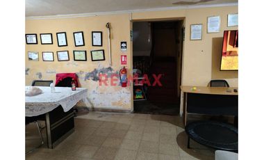 ¡Oportunidad De Inversión En San Juan De Miraflores! – Casa Como Terreno En Venta Con Parámetros Para 6 Pisos
