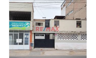 ¡Oportunidad De Inversión En San Juan De Miraflores! – Casa Como Terreno En Venta Con Parámetros Para 6 Pisos