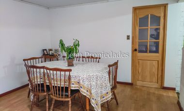 Leon propiedades vende casa en villa, Curacaví centro.