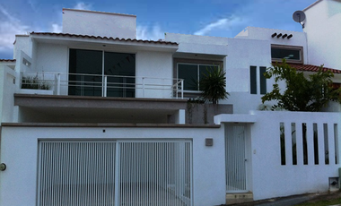 Casa Estilo Mexicano Contemporáneo en privada con áreas verdes y juegos infantiles