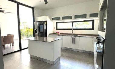 Residencia en Venta en Privada Arbórea Conkal Yucatán