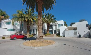 Casa en renta con terreno adicional. Lomas del Refugio, Priv Montes Málaga,con control de acceso y guardias de seguridad León, Gto