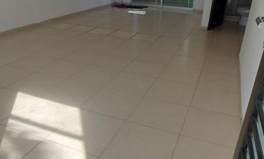 Casa en renta con terreno adicional. Lomas del Refugio, Priv Montes Málaga,con control de acceso y guardias de seguridad León, Gto