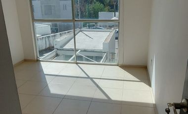 Casa en renta con terreno adicional. Lomas del Refugio, Priv Montes Málaga,con control de acceso y guardias de seguridad León, Gto