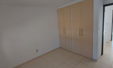 Casa en renta con terreno adicional. Lomas del Refugio, Priv Montes Málaga,con control de acceso y guardias de seguridad León, Gto