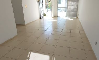 Casa en renta con terreno adicional. Lomas del Refugio, Priv Montes Málaga,con control de acceso y guardias de seguridad León, Gto