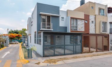 Casa en Esquina por Av Frente a Parque cerca del ITESO y Club Bancario