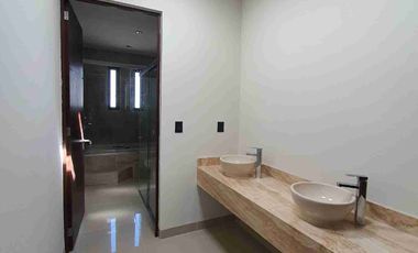 Frente a Área Verde, 4 Recámaras con Baño, 1 en Planta Baja, Doble Altura.