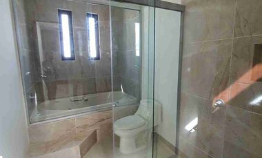 Frente a Área Verde, 4 Recámaras con Baño, 1 en Planta Baja, Doble Altura.
