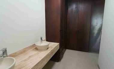 Frente a Área Verde, 4 Recámaras con Baño, 1 en Planta Baja, Doble Altura.