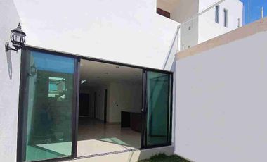 Frente a Área Verde, 4 Recámaras con Baño, 1 en Planta Baja, Doble Altura.