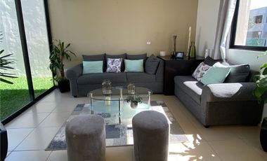 Casa en privada con amenidades y áreas verdes, al poniente de Mérida