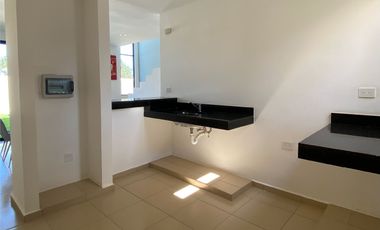 Casa en privada con amenidades y áreas verdes, al poniente de Mérida