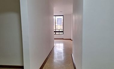 RENTO AMPLIO APARTAMENTO EN LA CASTELLANA