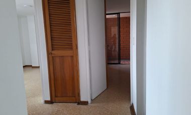 RENTO AMPLIO APARTAMENTO EN LA CASTELLANA