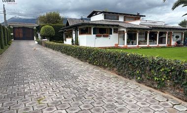 Venta de terreno con casa y fábrica en Atuntaqui, 1977 m2