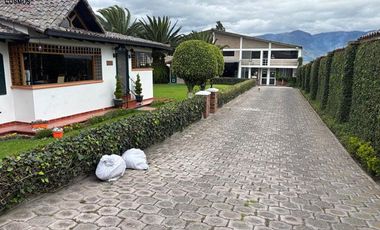 Venta de terreno con casa y fábrica en Atuntaqui, 1977 m2