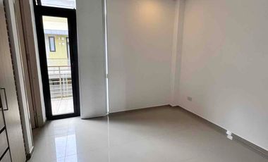 Espectacular apto duplex, tres habitaciones con baño independiente y terraza, baños social, ACUEDUCTO PROPIO! Dos parqueaderos, Zona Social con Piscina, Jacuzzi, Sauna y BBQ