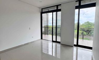 Espectacular apto duplex, tres habitaciones con baño independiente y terraza, baños social, ACUEDUCTO PROPIO! Dos parqueaderos, Zona Social con Piscina, Jacuzzi, Sauna y BBQ