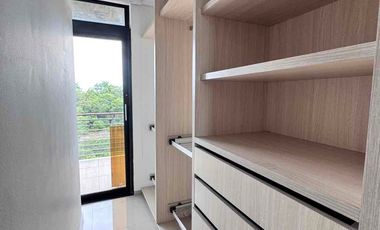 Espectacular apto duplex, tres habitaciones con baño independiente y terraza, baños social, ACUEDUCTO PROPIO! Dos parqueaderos, Zona Social con Piscina, Jacuzzi, Sauna y BBQ