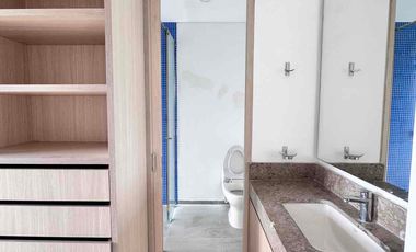 Espectacular apto duplex, tres habitaciones con baño independiente y terraza, baños social, ACUEDUCTO PROPIO! Dos parqueaderos, Zona Social con Piscina, Jacuzzi, Sauna y BBQ