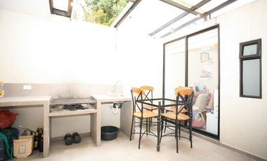 CASA ESQUINERA MODERNA CON JARDÍN Y SEGURIDAD EN CONJUNTO PRIVADO