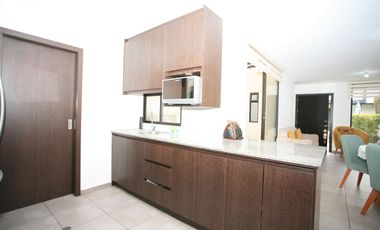 CASA ESQUINERA MODERNA CON JARDÍN Y SEGURIDAD EN CONJUNTO PRIVADO